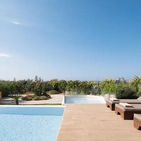 Alba Bianca Villa, Family Retreat With Heated Pool By Thinkvilla * הרסוניסוס